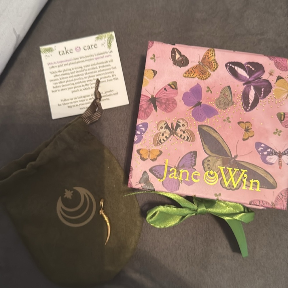 Jane Win Protect Small Tusk Pendant